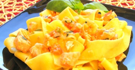 Макароны с семгой и помидорами