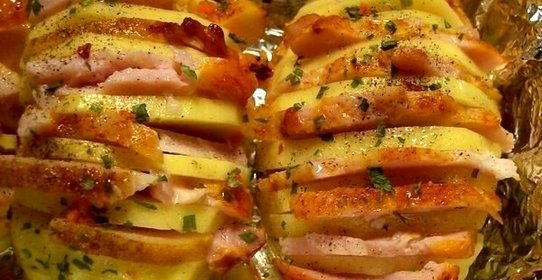 Печеная картошка-гармошка с беконом