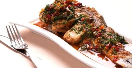 Рыбное жаркое с овощами, анчоусами и томатным соусом