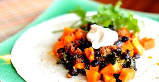 Запеченный сладкий картофель с фасолью и говядиной