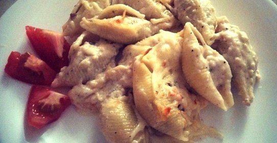 Кончильони, фаршированные курицей и грибами