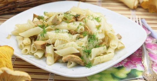 Жареные лисички с макаронами