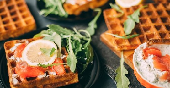 Вафли с лососем, соусом и рукколой