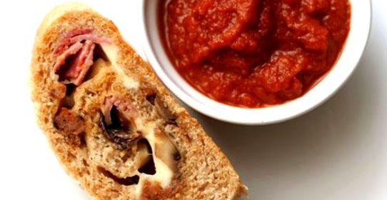 Стромболи с ветчиной, луком и сыром