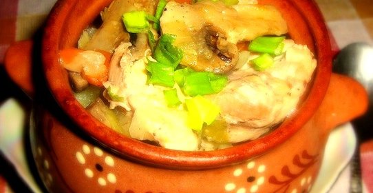 Курица в горшочке со сметаной