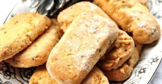 Новогоднее печенье с кедровыми орешками и розмарином