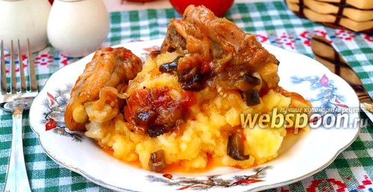 Жареная курица в соусе с баклажанами