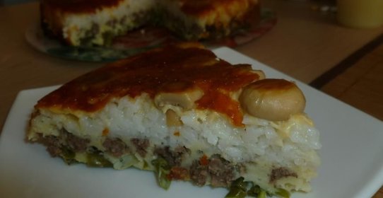 Мясной пирог с рисом, грибами и стручковой фасолью