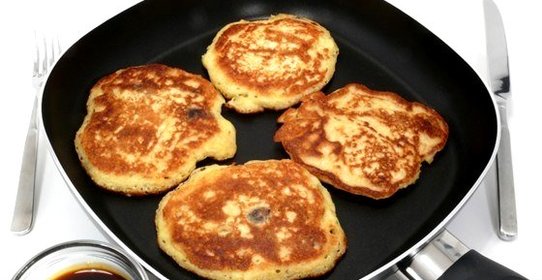 Оладьи манные на меду с вареньем