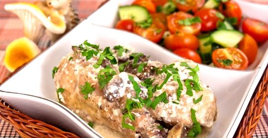 Курица, тушенная с грибами и сметаной