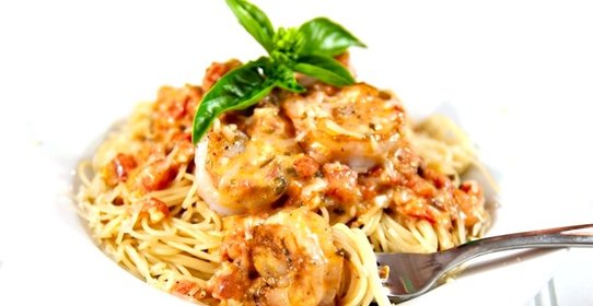 Спагетти с креветками в сливочно-томатном соусе