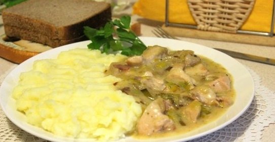 Куриное филе с беконом и пореем в сметанном соусе