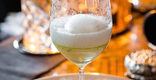 Утка, запеченная с яблоками и картошкой в водке