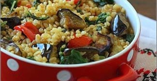 Булгур со шпинатом, запечеными баклажанами и перцем