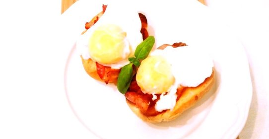 Тосты с беконом и яйцами пашот