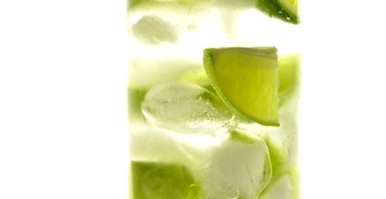 Лимонный напиток с имбирным элем и мятой