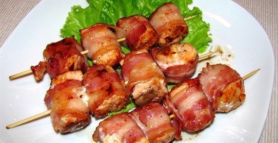 Шашлычки из семги с беконом