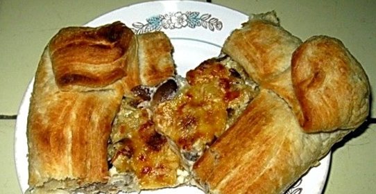 Пирог с грибами из слоеного теста