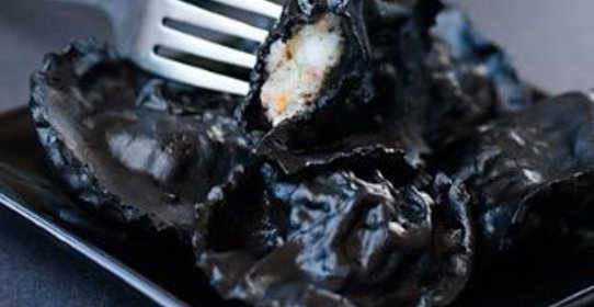 Черные равиоли с кальмарами и креветками