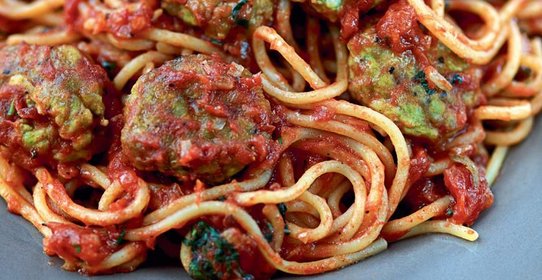 Спагетти с фрикадельками из цесарки в томатном соусе