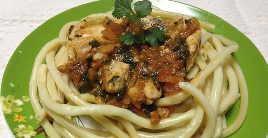 Спагетти с курицей в томатном соусе