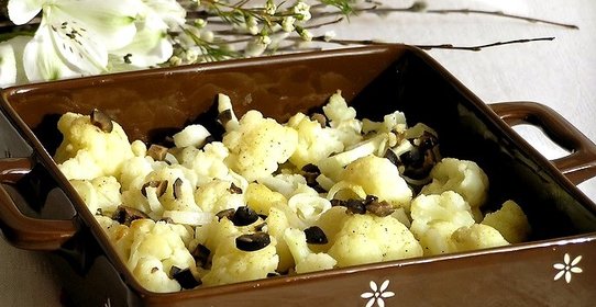 Запеченная цветная капуста с заправкой из маслин