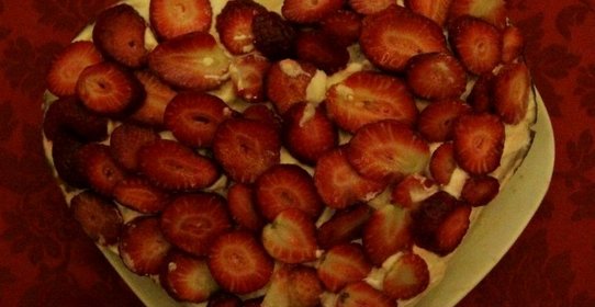 Бисквитный торт с бананами и клубникой