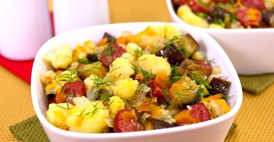 Цветная капуста, тушенная с баклажанами и сосисками