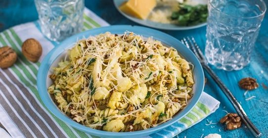 Паста с запеченной цветной капустой, чесноком и грецкими орехами