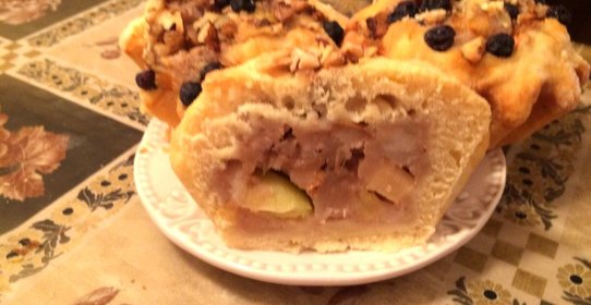 Булочка с грушей и корицей