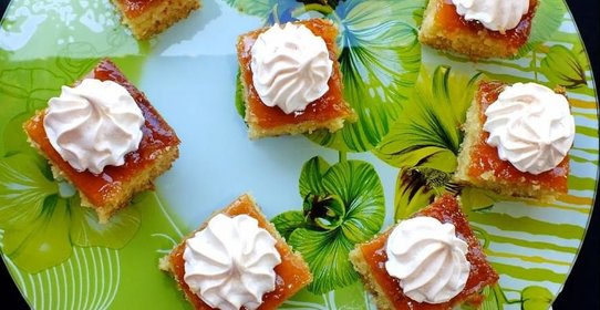 Пирожные с абрикосовым джемом и безе