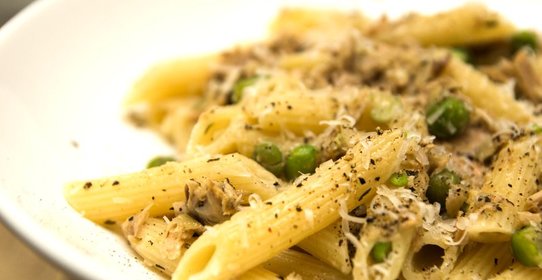 Пенне с тунцом и зеленым горошком