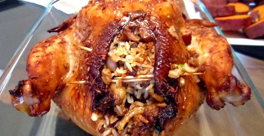 Курица, фаршированная рисом, в духовке