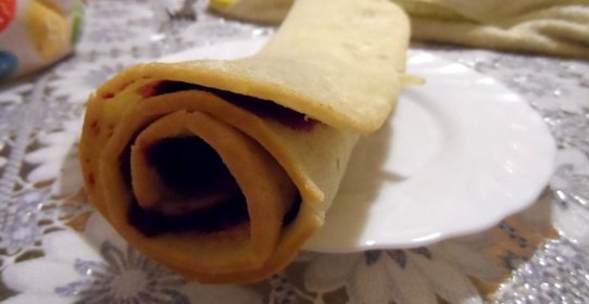 Быстрый рулет с ягодным вареньем