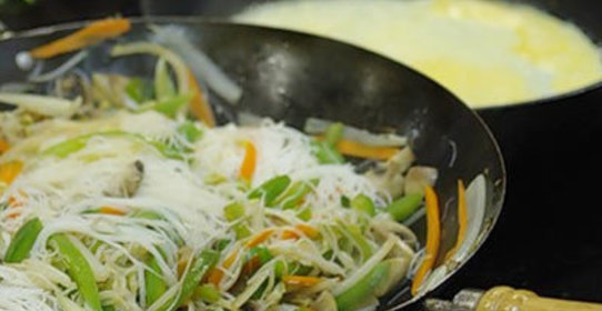 Лапша с говядиной и овощами по-корейски