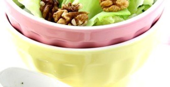 Салат с рукколой, грушей и грецкими орехами