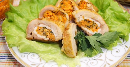 Рулет из окорочка с морковью по-корейски