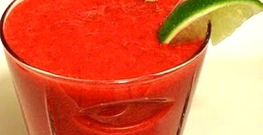 Витаминный напиток из свеклы, клубники и батата