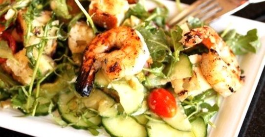 Диетический салат с креветками и авокадо