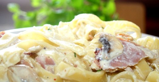 Паста с ветчиной и шампиньонами в сливочном соусе