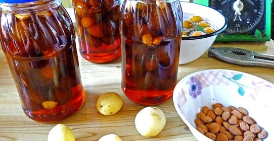 Абрикосы в карамельном сиропе