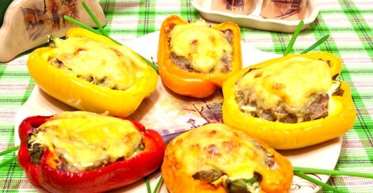 Перец, фаршированный говядиной и брокколи