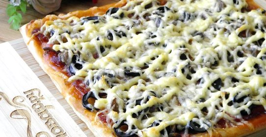 Пицца из слоеного теста в духовке