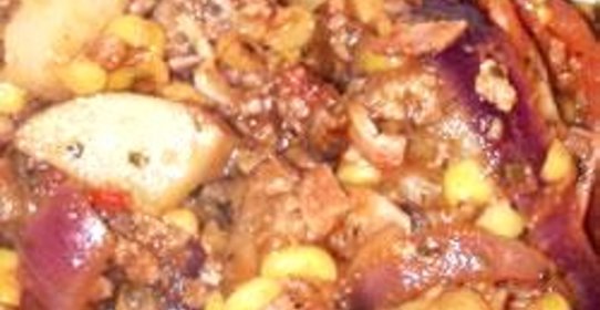 Тушеное мясо с картофелем и колбасой лингвика