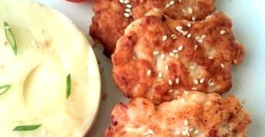 Рубленые куриные котлеты со сметаной, кунжутом и сливочным пюре
