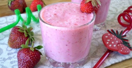 Клубничный коктейль в блендере