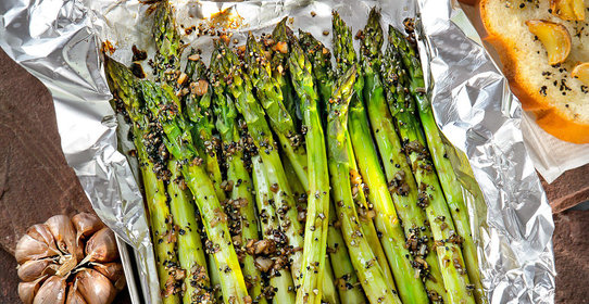 Спаржа с чесночными тостами и луково-уксусной заправкой