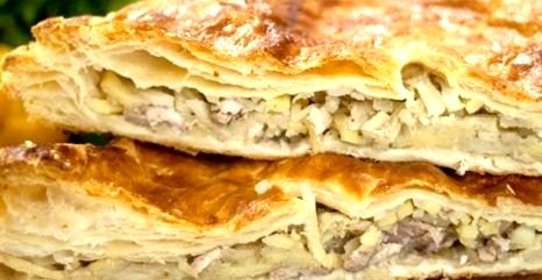 Сочный пирог с курицей из слоеного теста