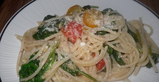 Спагетти со шпинатом и помидорами