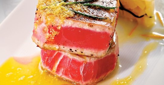 Тунец с чесночным маслом и гарниром из груши